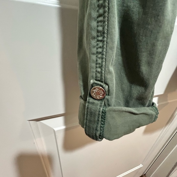 White House Black Market women’s size 8 Olive Cargo Pant. Mid rise straight crop - Picture 3 of 10